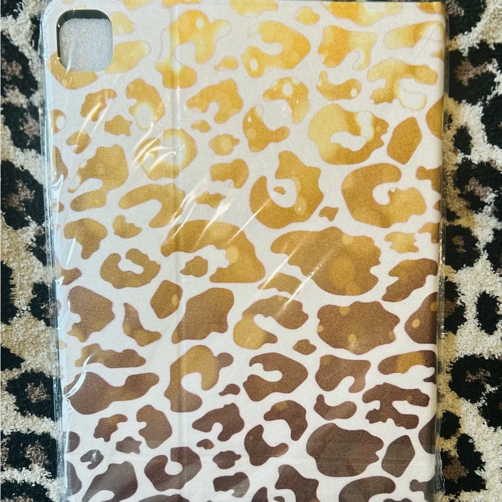 NWT🎁 Black & gold leopard print Apple iPad Pro Cover | NEW/NWT IN PLASTIC